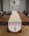 Rosa Tischläufer mit Quasten und Rankenmuster