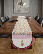 Rosa Tischläufer mit Quasten und Rankenmuster
