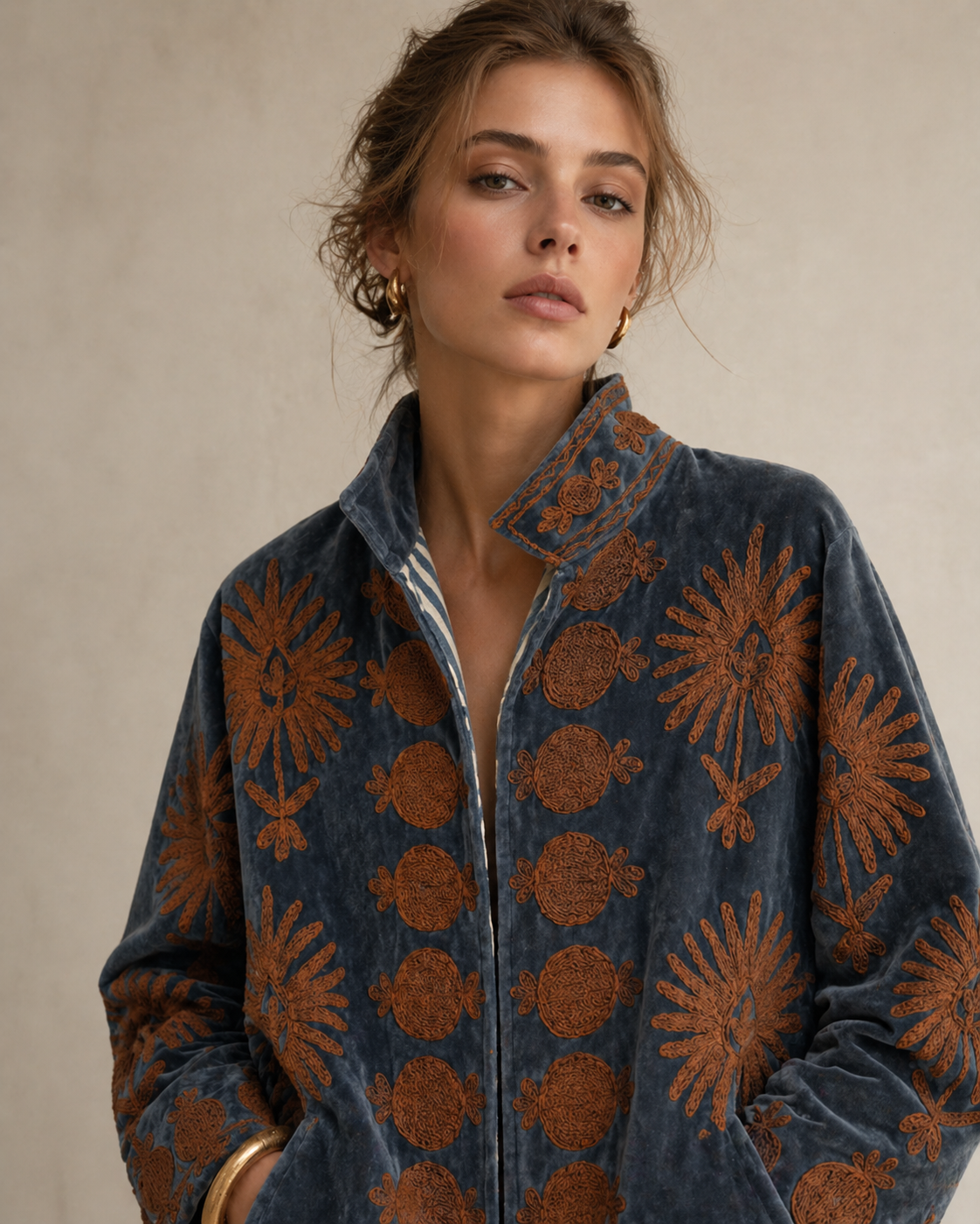 Graue bestickte Samtjacke