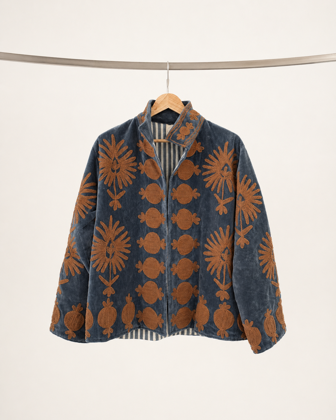 Graue bestickte Samtjacke